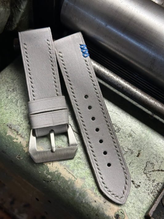 SILVERHAND + BRIGHT BLUE 3X [sanders] strap W: 24/24 L: 135/80 T: 3,5mm