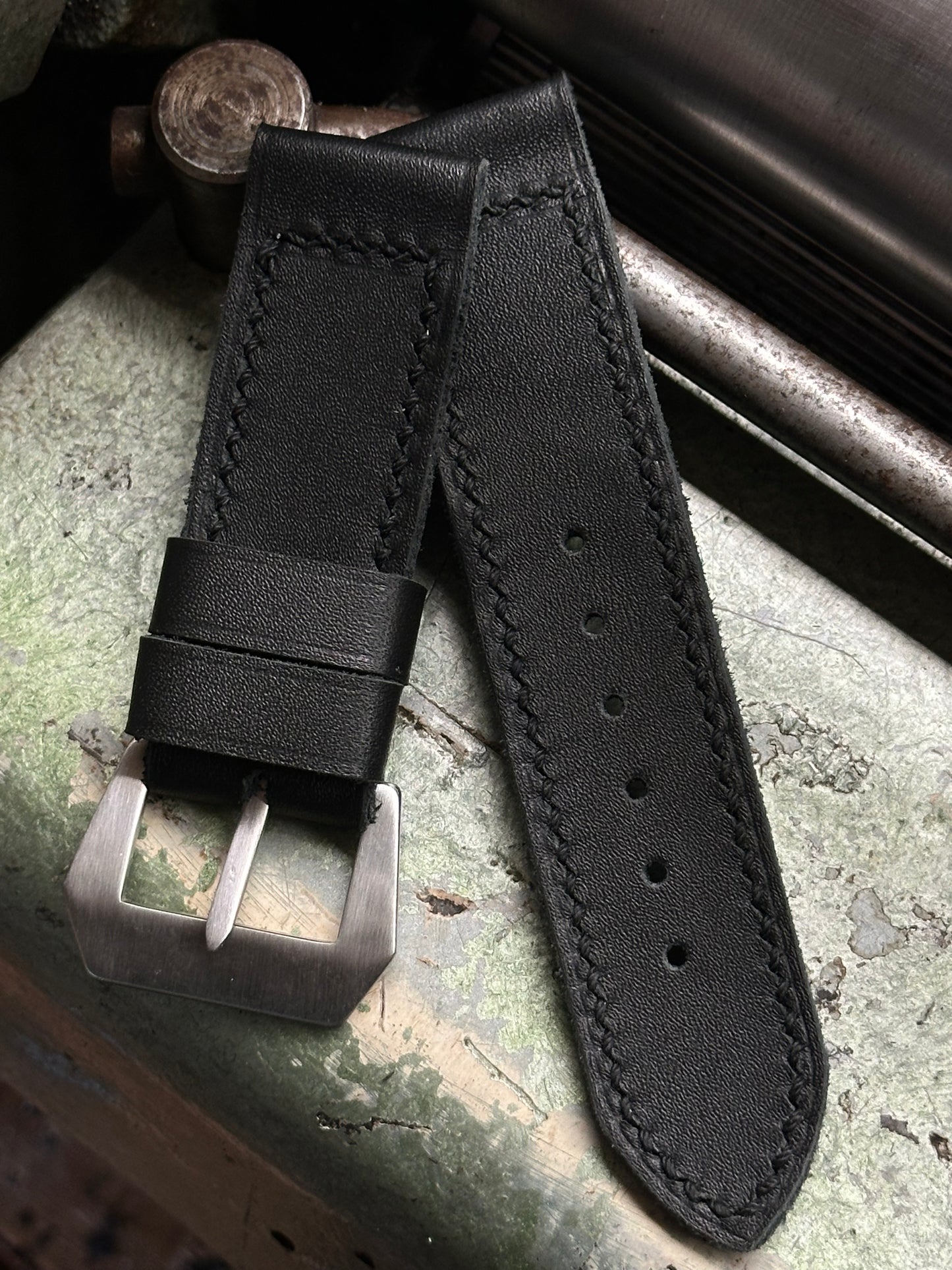 MATT BLACK Vintage style [sanders] strap W: 24/24 L: 130/75 T: 3,5mm