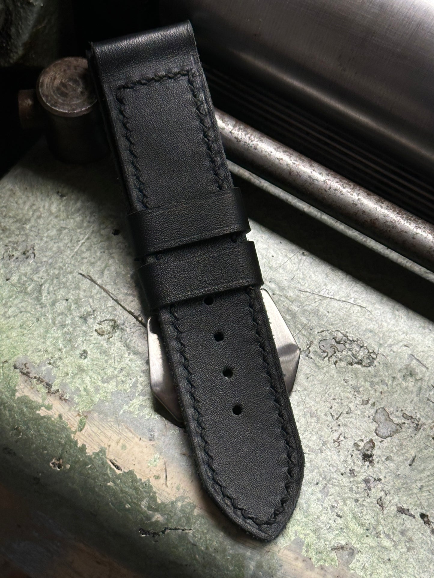 MATT BLACK Vintage style [sanders] strap W: 24/24 L: 130/75 T: 3,5mm