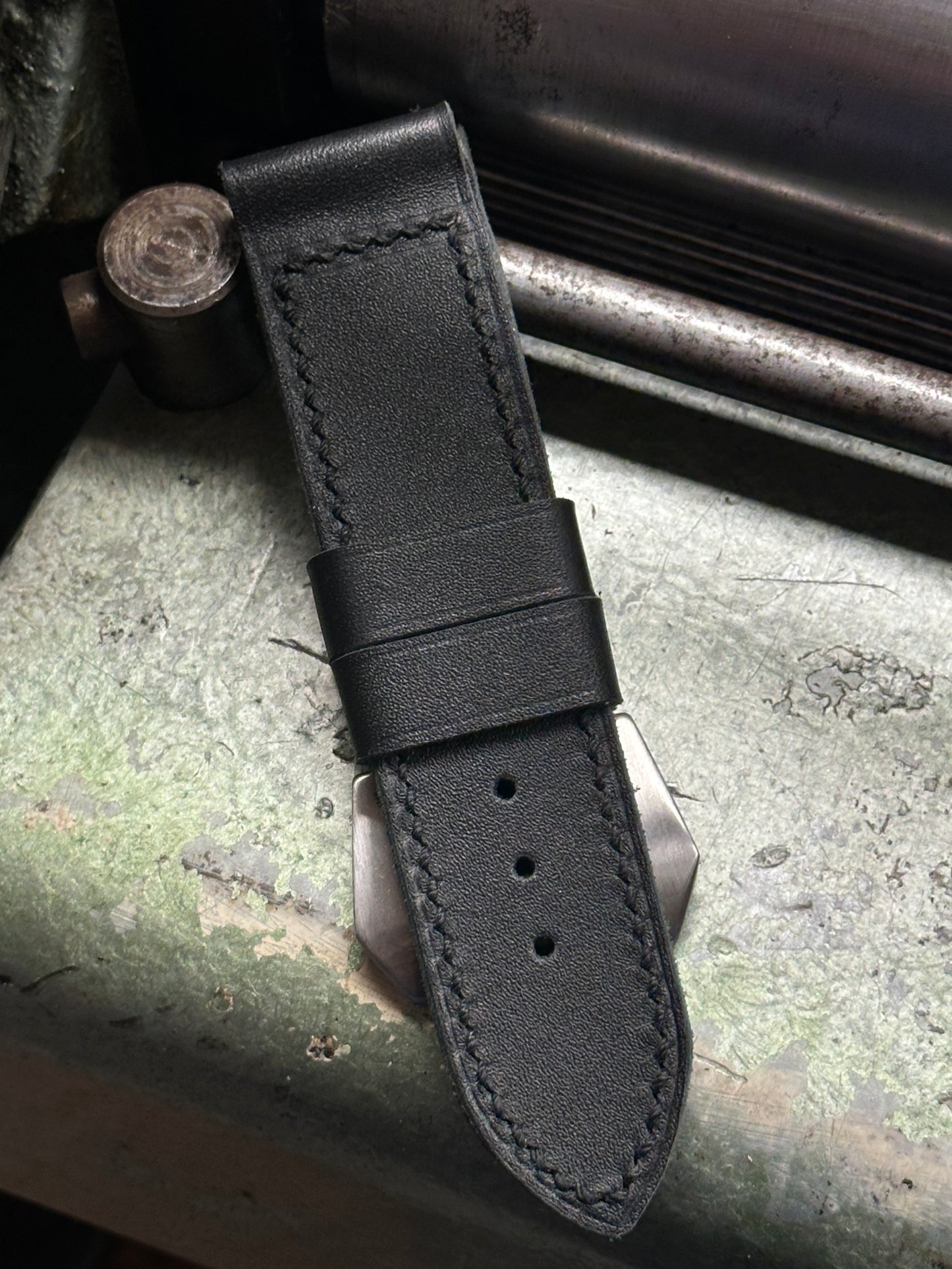 MATT BLACK Vintage style [sanders] strap W: 26/26 L: 125/75 T: 3,5mm