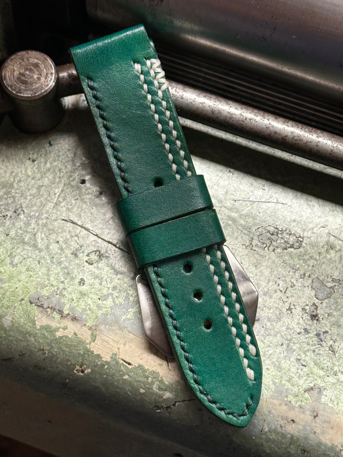 PHAEDRA CUSTOM PATINA EMERALD GREEN - WHITE [sanders] strap W: 24/24 L: 125/75 T: 3,2mm (kopie)