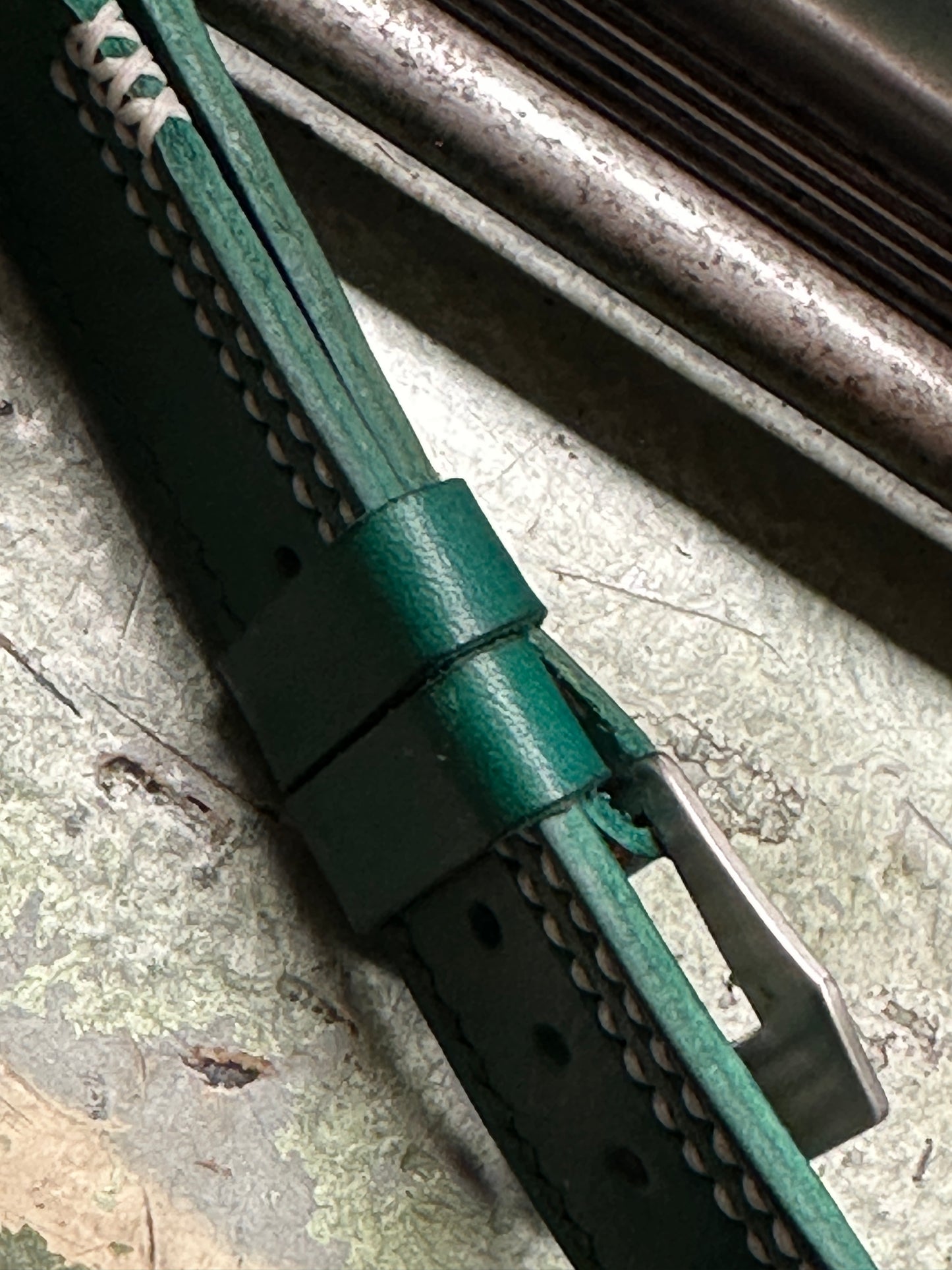 PHAEDRA CUSTOM PATINA EMERALD GREEN - WHITE [sanders] strap W: 24/24 L: 125/75 T: 3,2mm (kopie)